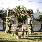matrimonio romantico puglia altare di fiori