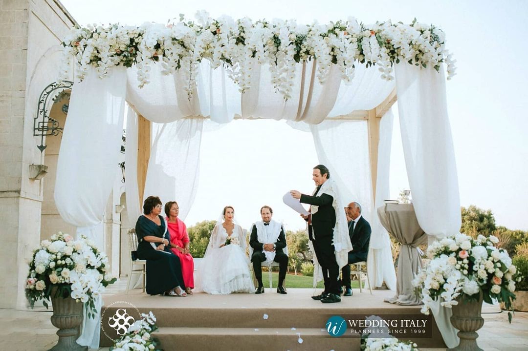 matrimonio pugliese altare archi floreali